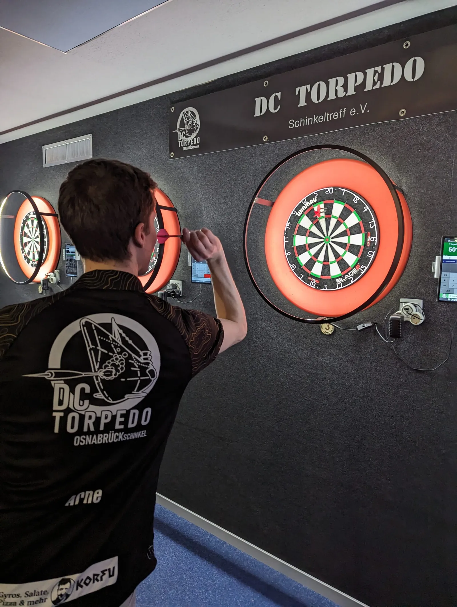 Ein Torpedo-Spieler im Trikot wirft auf das Board im Schinkeltreff